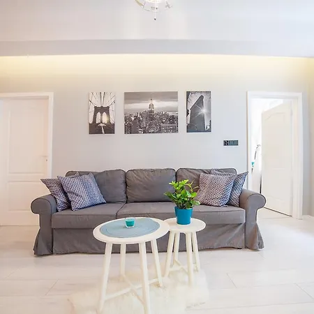 Madelaine By Renters شقة *
