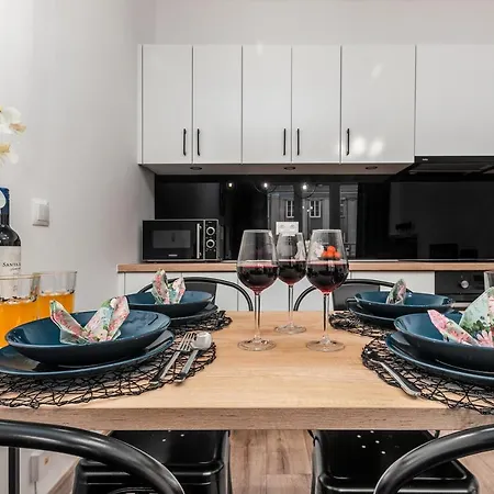 Madelaine By Renters