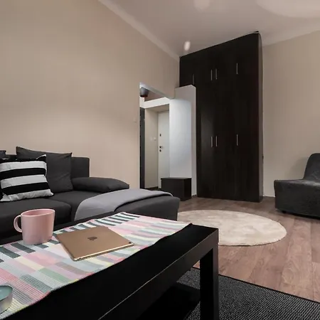 Madelaine By Renters